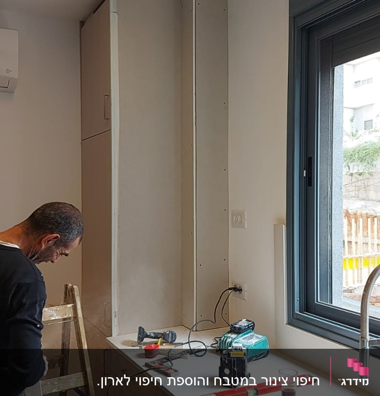 עבודת גבס במטבח עם כלים על השיש